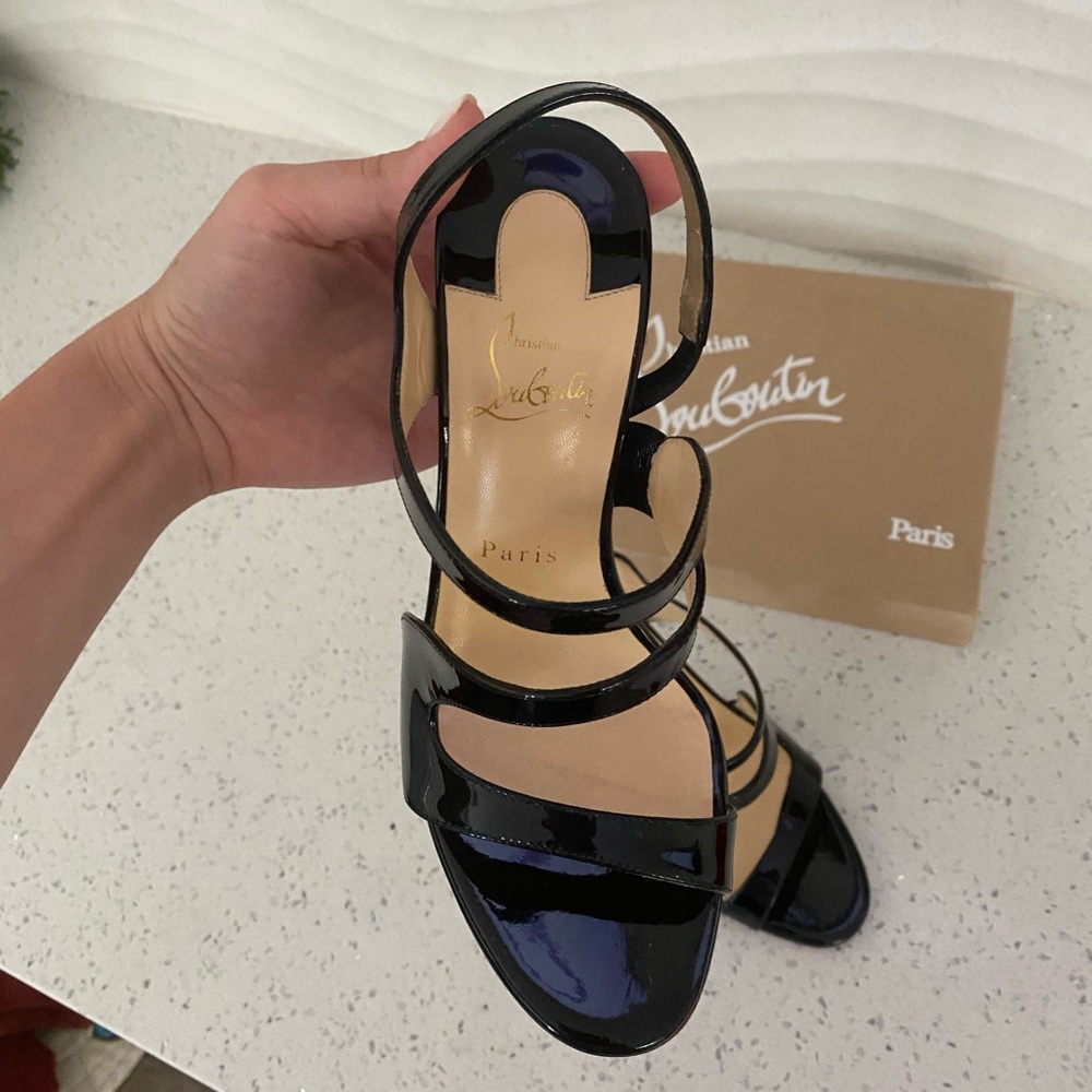 New CHRISTIAN LOUBOUTIN
Vavazou Asymmetric Sandals - Picture 12 of 14